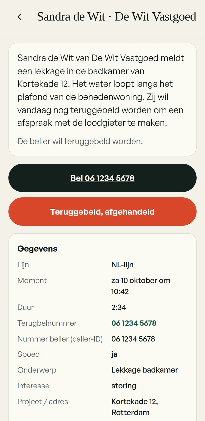 Gespreksdetail in de app: samenvatting van een spoedmelding, knop om terug te bellen en de gegevens van de beller