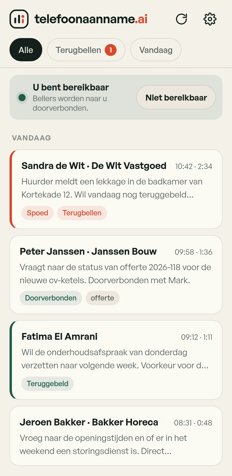 Gesprekkenlijst in de app met per gesprek de beller, een korte samenvatting en labels als Spoed, Terugbellen en Doorverbonden